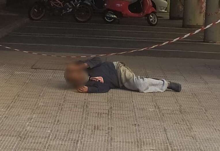 La persona tirada cerca del aparcamiento del Hospital Doctor Negrín de la capital grancanaria/TA.